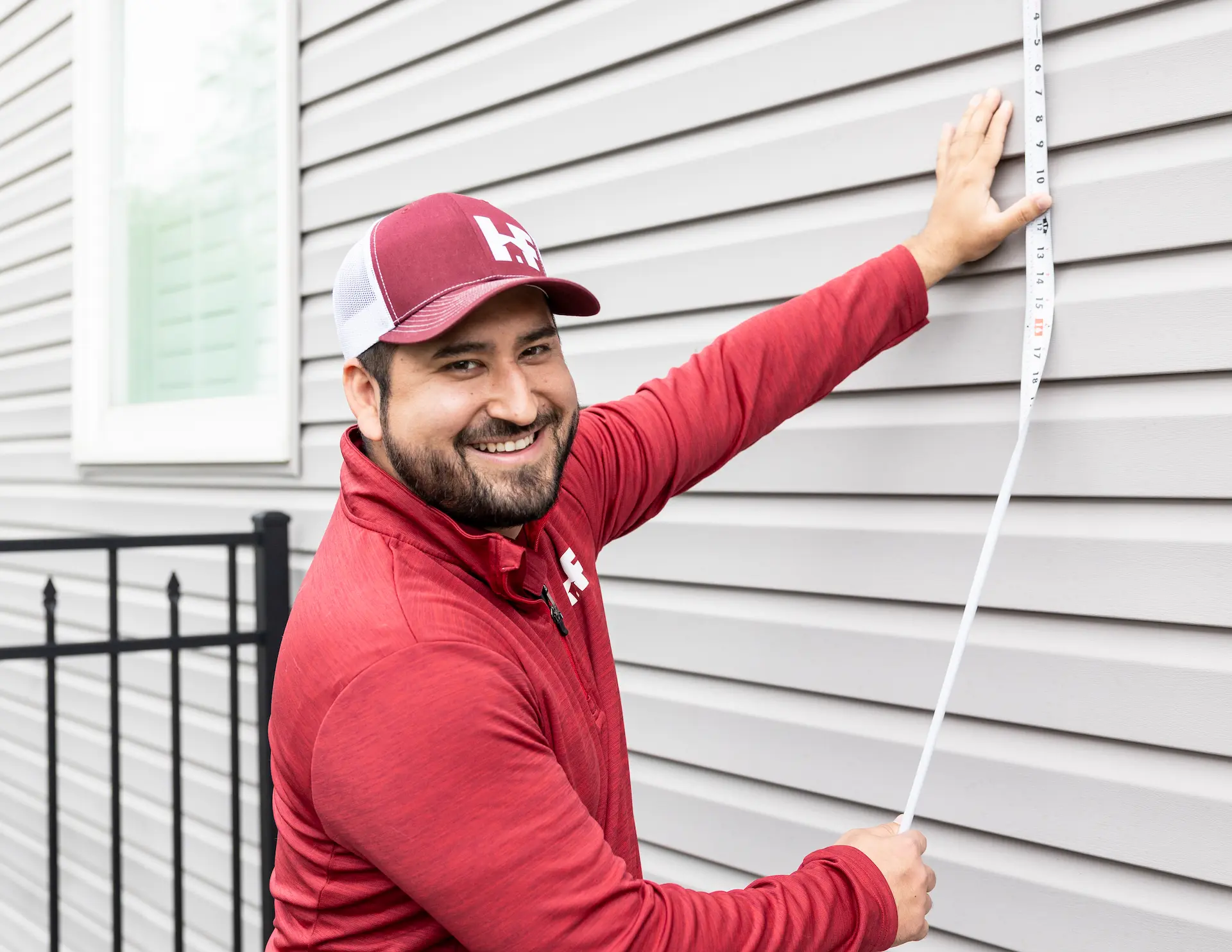 h&f employee measuring a wall