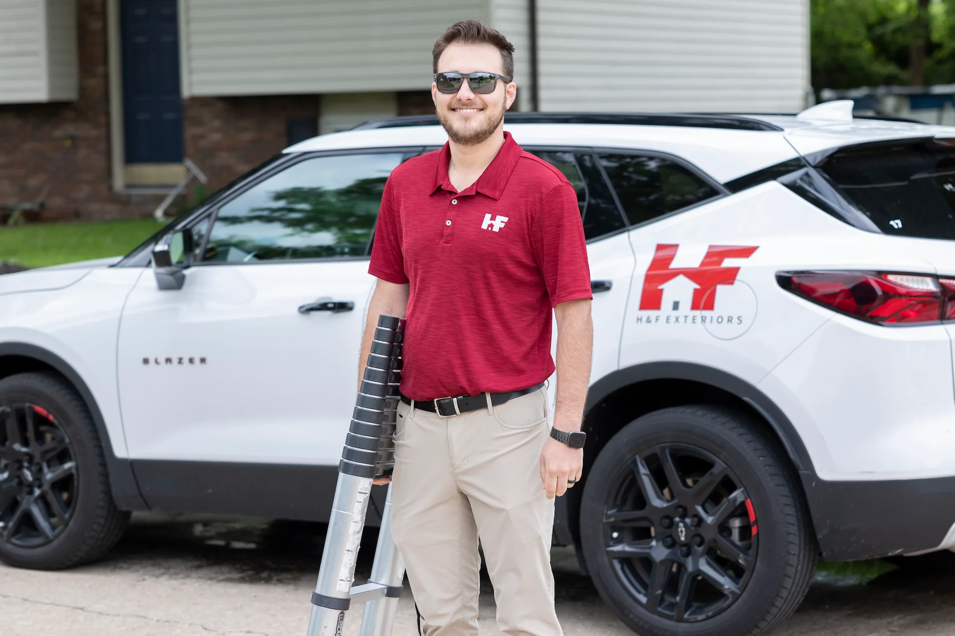 h&f employee outside his car